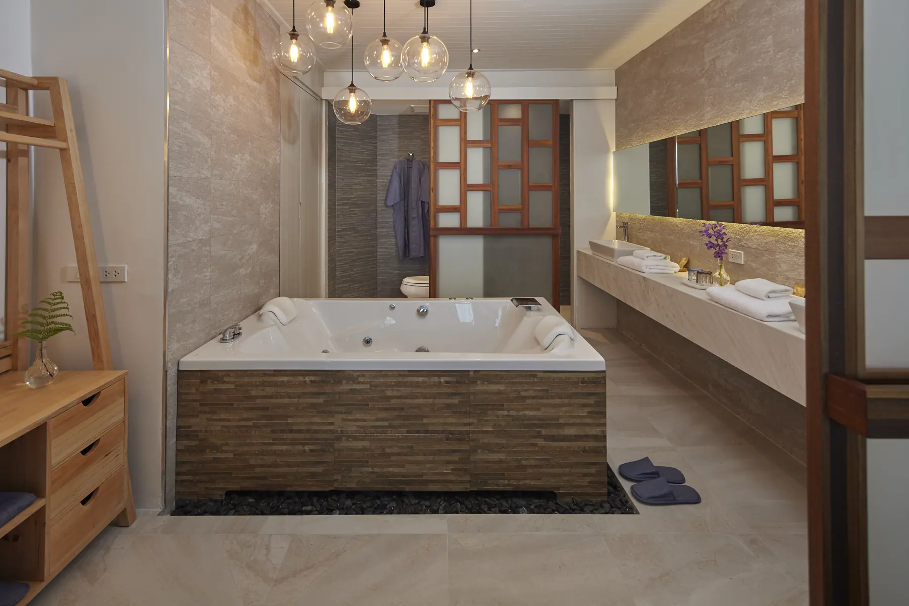 Jacuzzi Deluxe: private Jacuzzi beside the vanity